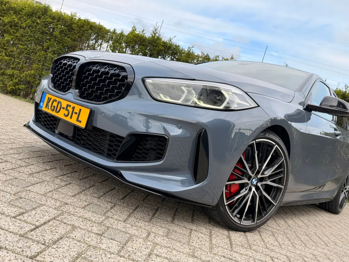 M135i xDrive Executive | Cruise Control | Kuipstoelen | Stoelverwarming | HiFi Audio | Carplay | Navi | Climate | 19 Inch |