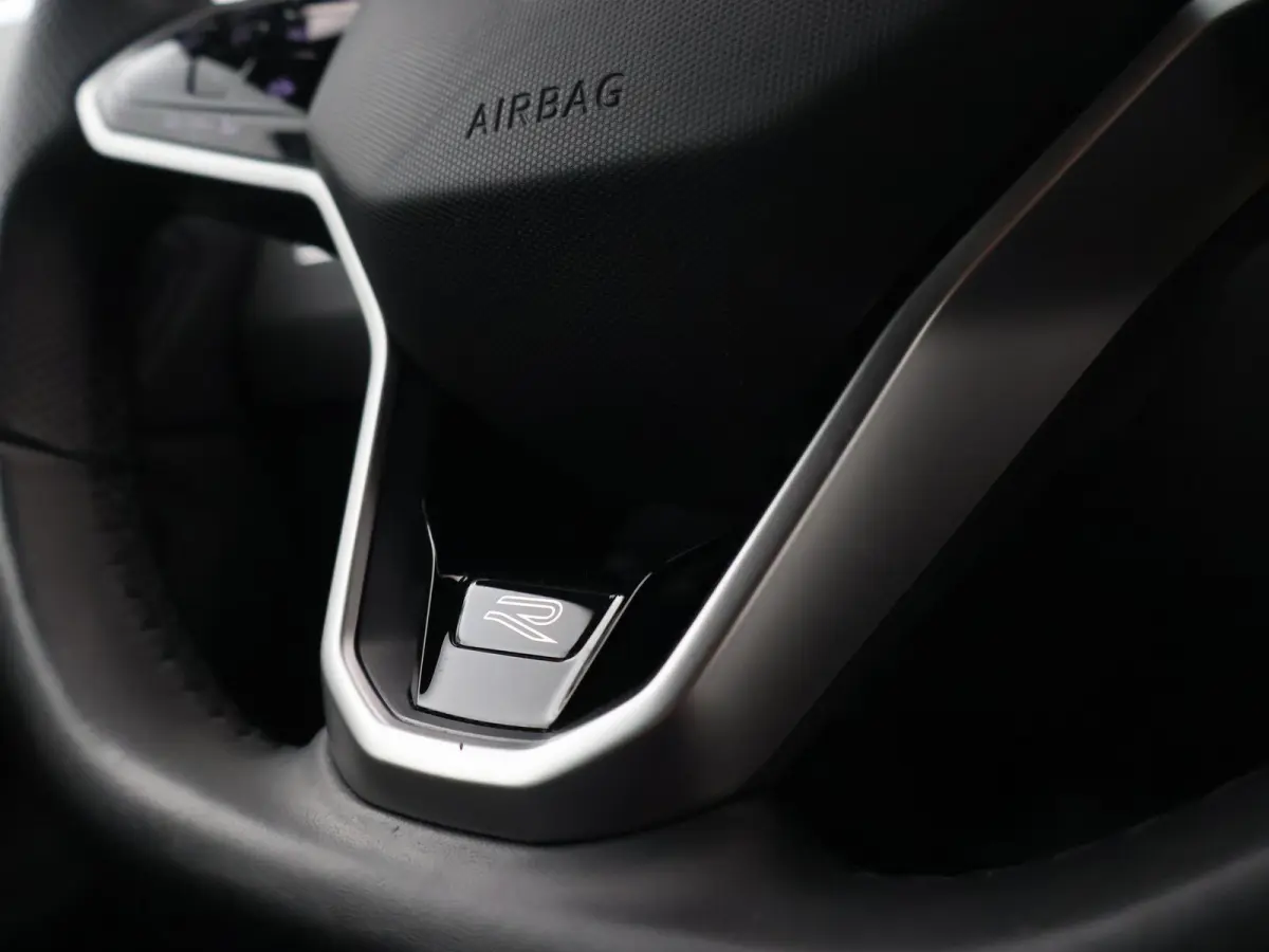 1.5 TSI R-LINE + VIRTUAL COCKPIT | ADAPTIVE CRUISE | 19 INCH