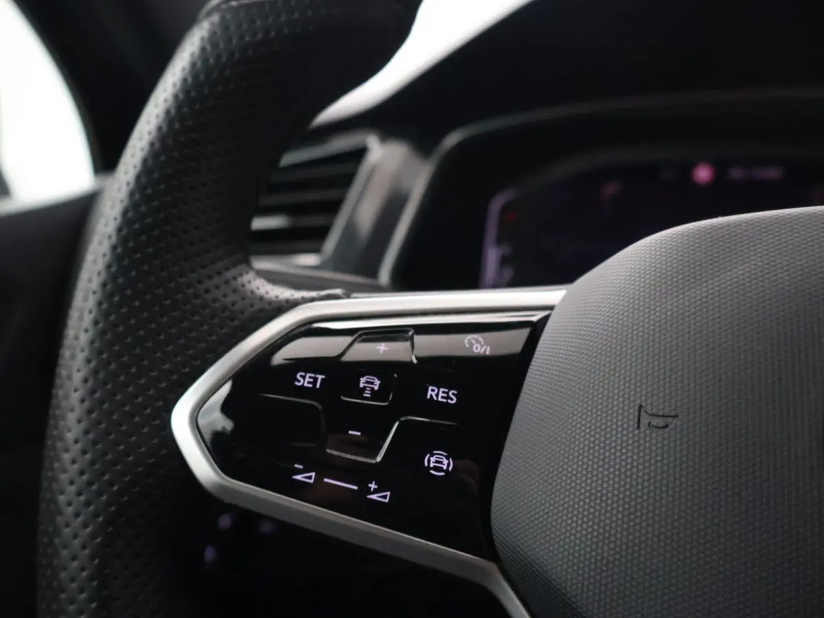 1.5 TSI R-LINE + VIRTUAL COCKPIT | ADAPTIVE CRUISE | 19 INCH