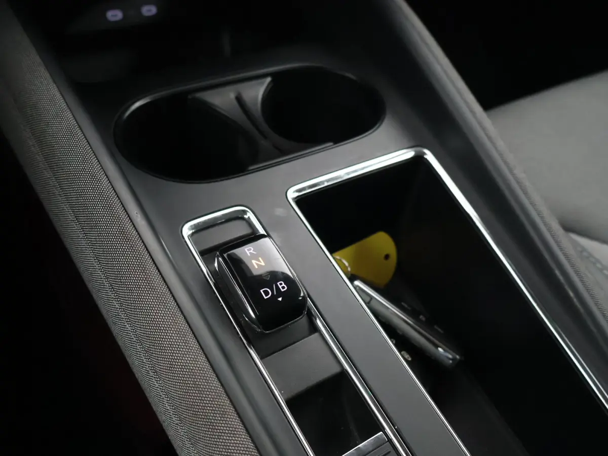 60 + SFEERVERLICHTING | APPLE CARPLAY | ANDROID AUTO | DAB