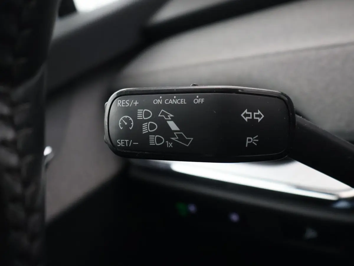 60 + SFEERVERLICHTING | APPLE CARPLAY | ANDROID AUTO | DAB