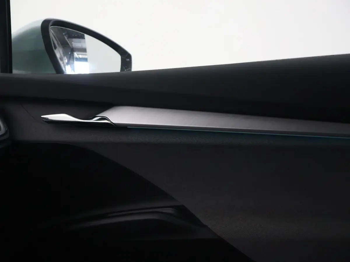 60 + SFEERVERLICHTING | APPLE CARPLAY | ANDROID AUTO | DAB