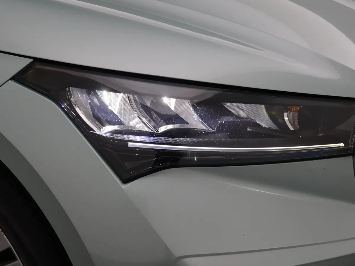 60 + SFEERVERLICHTING | APPLE CARPLAY | ANDROID AUTO | DAB