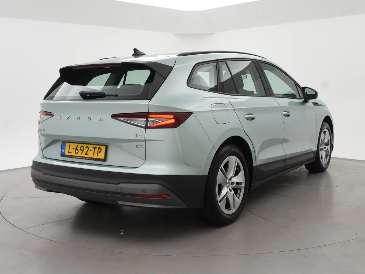60 + SFEERVERLICHTING | APPLE CARPLAY | ANDROID AUTO | DAB