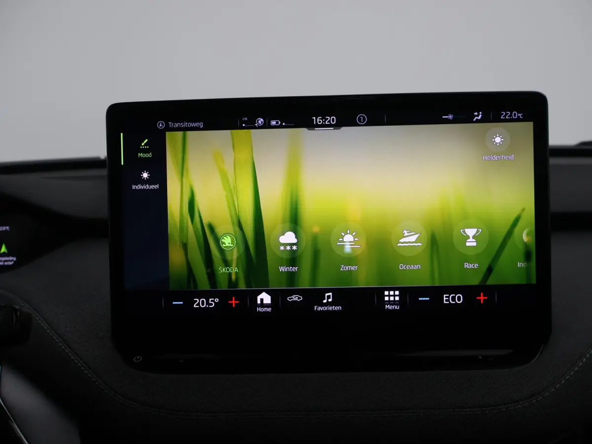 60 + SFEERVERLICHTING | APPLE CARPLAY | ANDROID AUTO | DAB