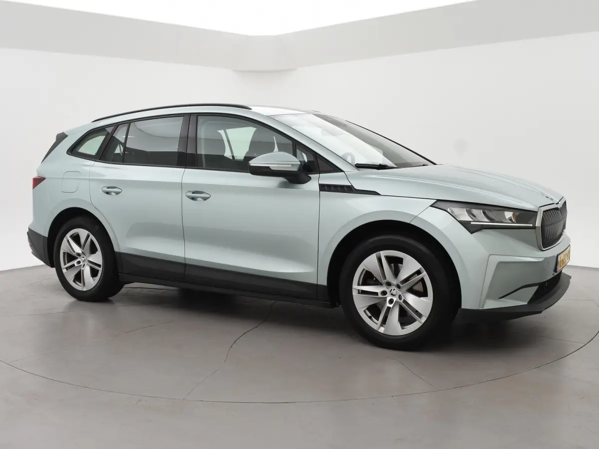 60 + SFEERVERLICHTING | APPLE CARPLAY | ANDROID AUTO | DAB