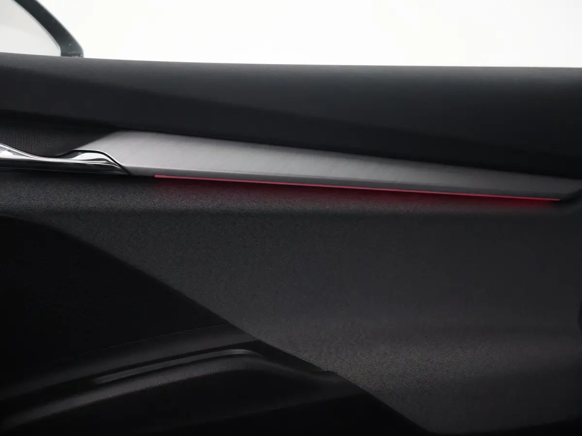 60 + SFEERVERLICHTING | APPLE CARPLAY | ANDROID AUTO | DAB