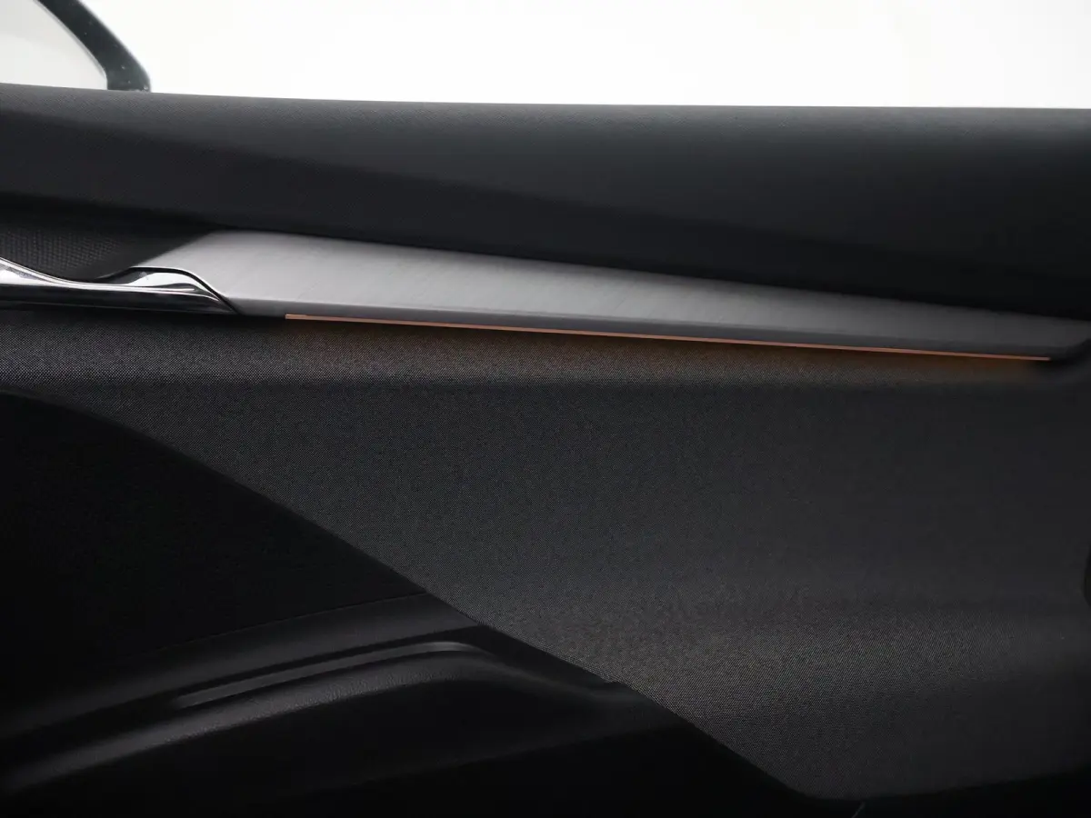60 + SFEERVERLICHTING | APPLE CARPLAY | ANDROID AUTO | DAB