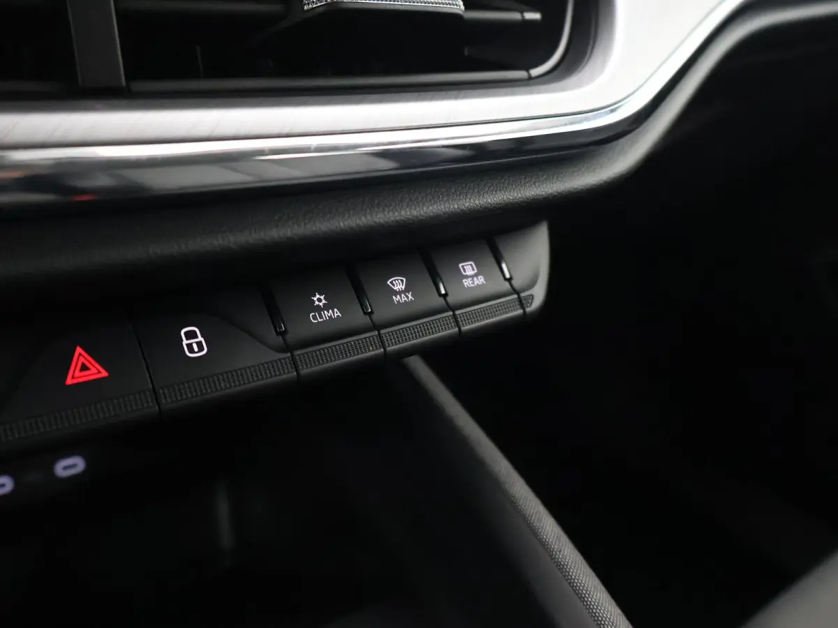 60 + SFEERVERLICHTING | APPLE CARPLAY | ANDROID AUTO | DAB