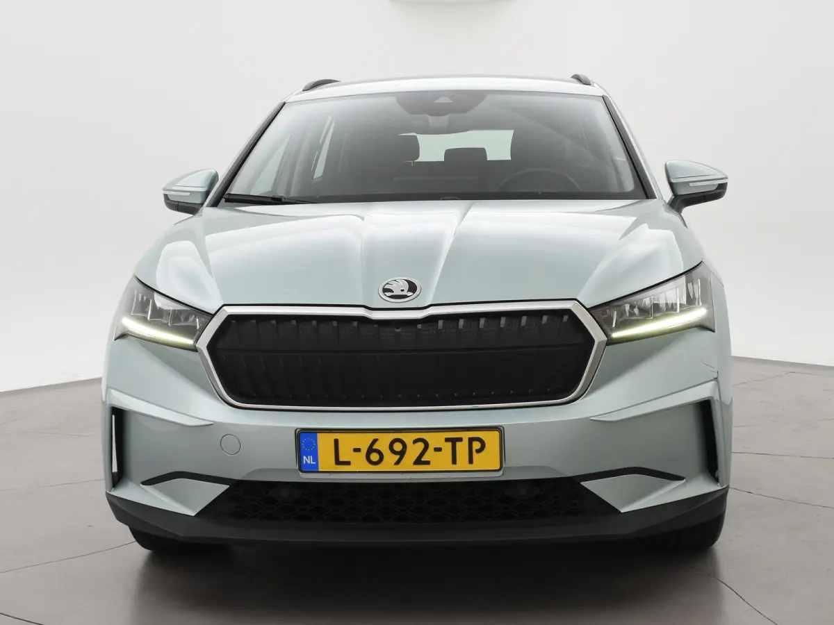 60 + SFEERVERLICHTING | APPLE CARPLAY | ANDROID AUTO | DAB