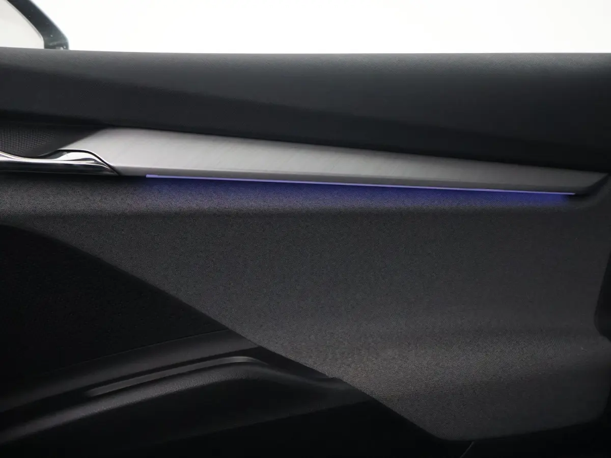60 + SFEERVERLICHTING | APPLE CARPLAY | ANDROID AUTO | DAB
