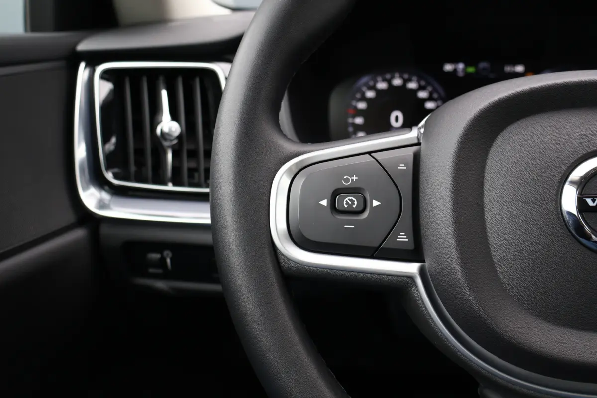 2.0 B3 Momentum Advantage | Camera | Apple Carplay / Android Auto