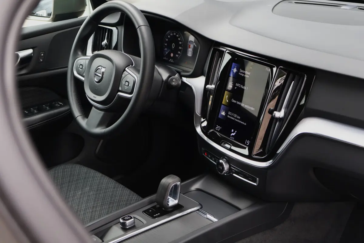 2.0 B3 Momentum Advantage | Camera | Apple Carplay / Android Auto