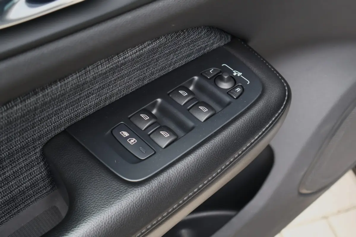 2.0 B3 Momentum Advantage | Camera | Apple Carplay / Android Auto