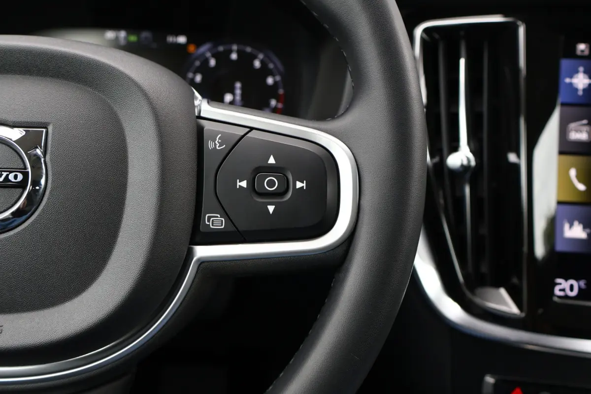 2.0 B3 Momentum Advantage | Camera | Apple Carplay / Android Auto