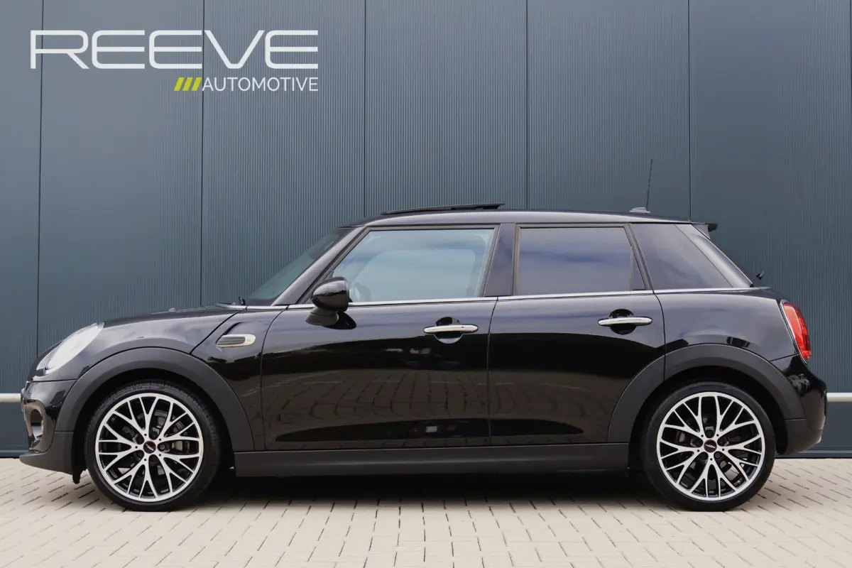 1.5 Cooper Serious Business | JCW | Pano | Stoelverwarming | 18 Inch | LED | Keyless Entry | John Cooper Works pakket