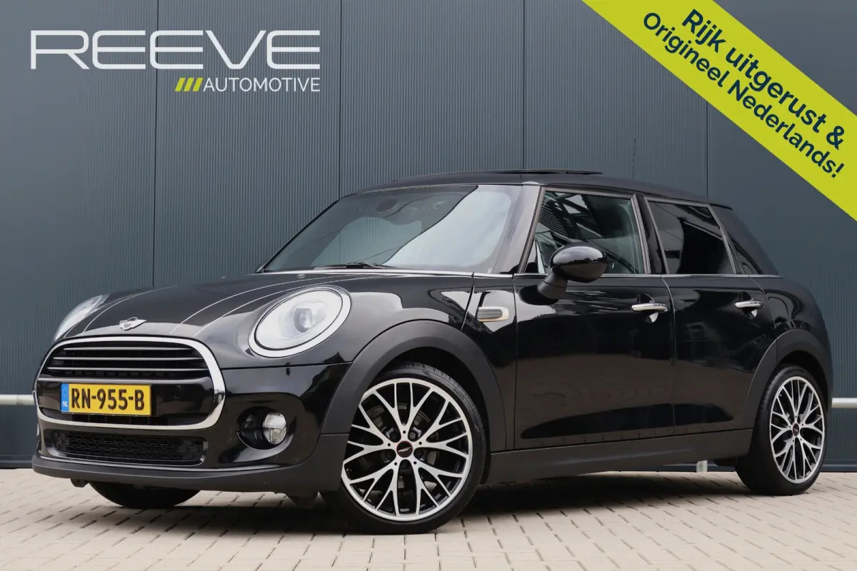 1.5 Cooper Serious Business | JCW | Pano | Stoelverwarming | 18 Inch | LED | Keyless Entry | John Cooper Works pakket