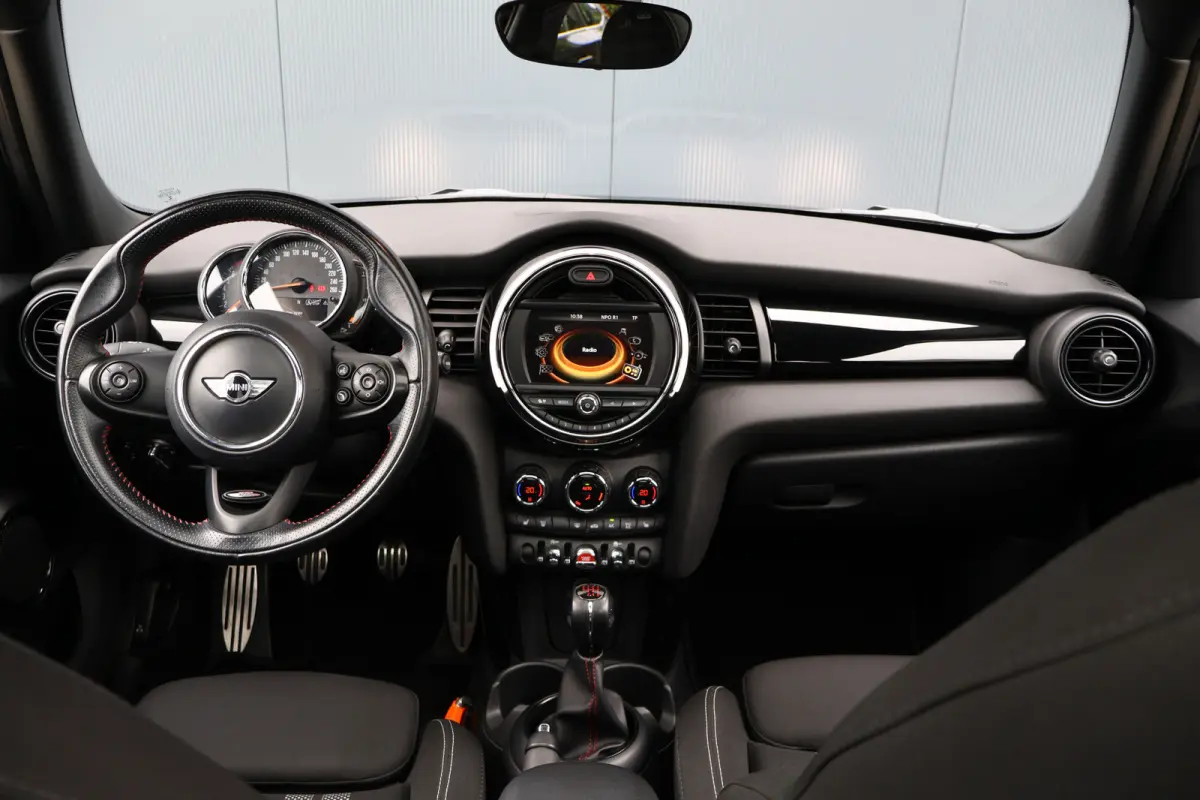 1.5 Cooper Serious Business | JCW | Pano | Stoelverwarming | 18 Inch | LED | Keyless Entry | John Cooper Works pakket