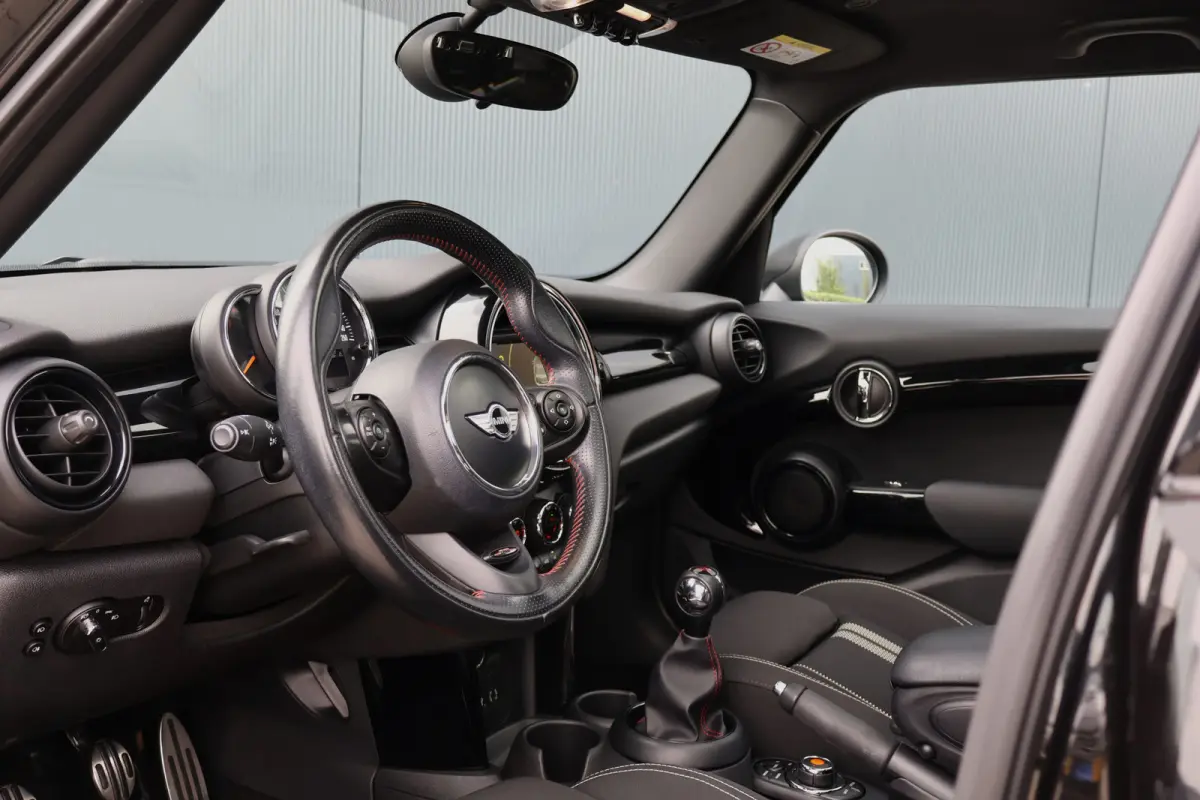 1.5 Cooper Serious Business | JCW | Pano | Stoelverwarming | 18 Inch | LED | Keyless Entry | John Cooper Works pakket