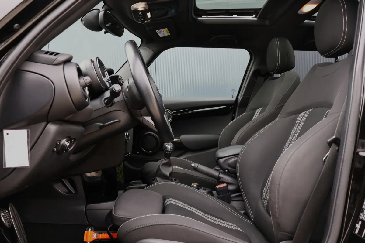 1.5 Cooper Serious Business | JCW | Pano | Stoelverwarming | 18 Inch | LED | Keyless Entry | John Cooper Works pakket