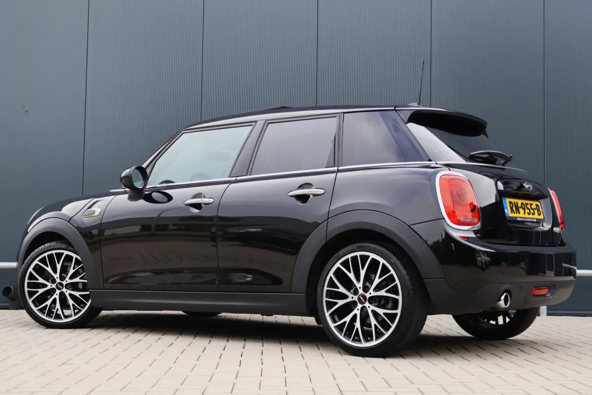 1.5 Cooper Serious Business | JCW | Pano | Stoelverwarming | 18 Inch | LED | Keyless Entry | John Cooper Works pakket