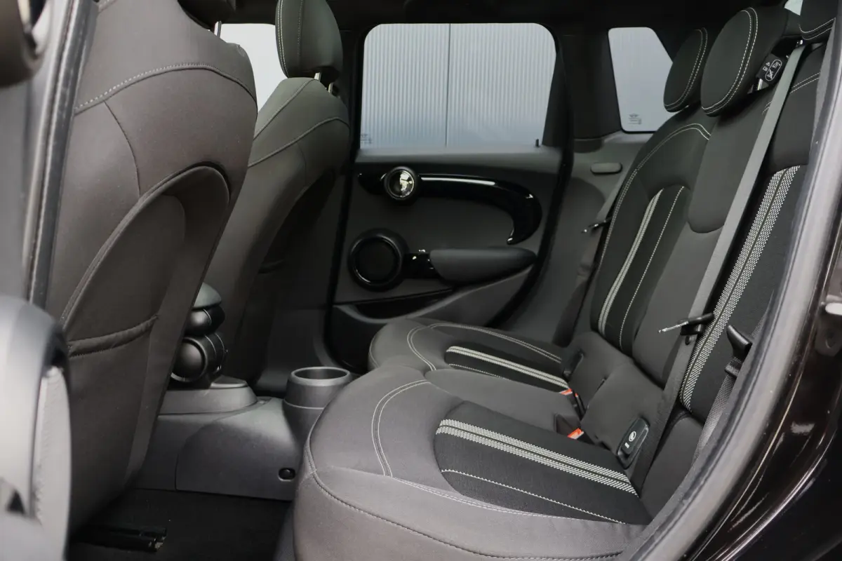 1.5 Cooper Serious Business | JCW | Pano | Stoelverwarming | 18 Inch | LED | Keyless Entry | John Cooper Works pakket