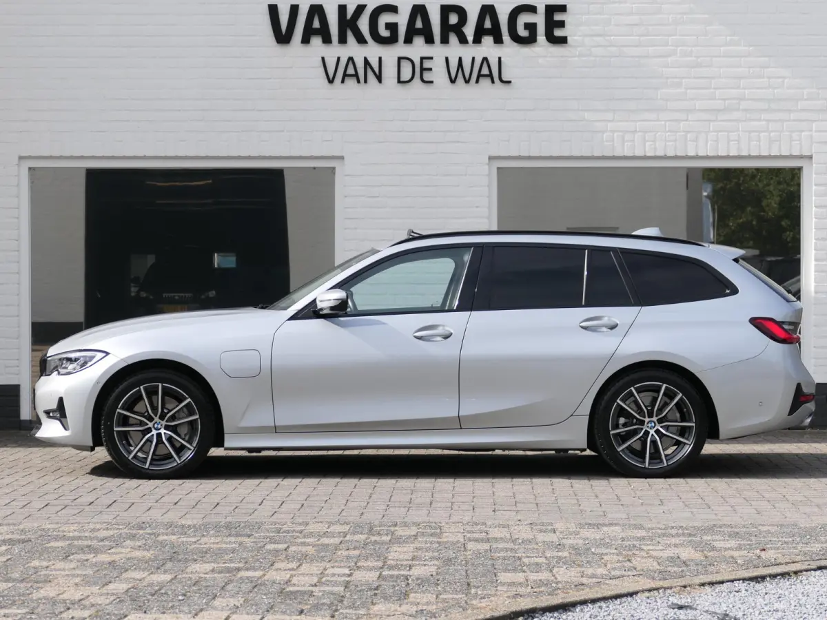 330e High Executive | Shadow line | Panoramadak | Head-up display | M-sport stuur | Massage | Memory | Harman/Kardon | Leder | ACC | Dodehoek detectie | Apple-/Android Carplay