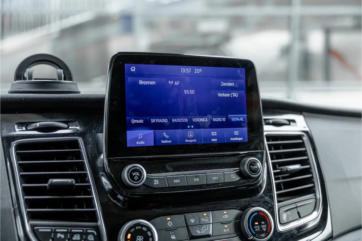 320 2.0 TDCI L2H1 Platinum Edition DC | Marge | BTW & BPM Vrij | Bi-Xenon | CarPlay | Camera | Navigatie | Lederen bekleding | Trekhaak | Stoelverwarming | Nieuwe APK | Orig. NL auto