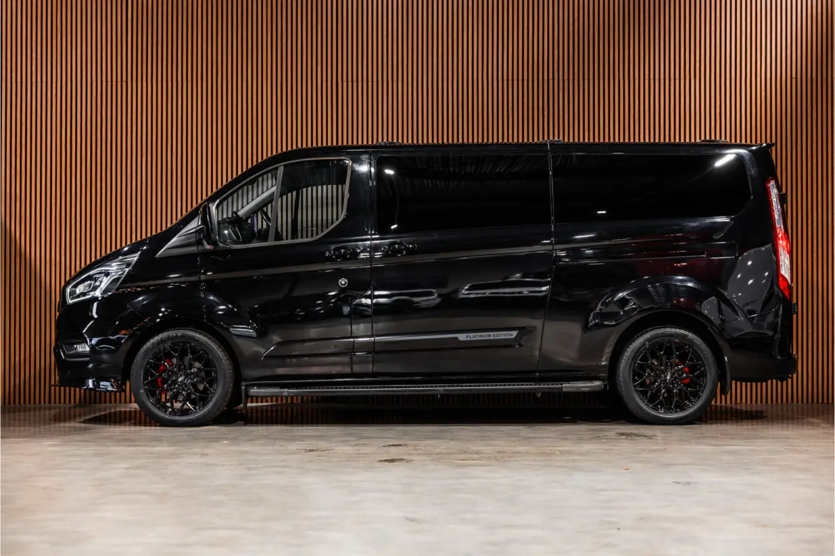 320 2.0 TDCI L2H1 Platinum Edition DC | Marge | BTW & BPM Vrij | Bi-Xenon | CarPlay | Camera | Navigatie | Lederen bekleding | Trekhaak | Stoelverwarming | Nieuwe APK | Orig. NL auto
