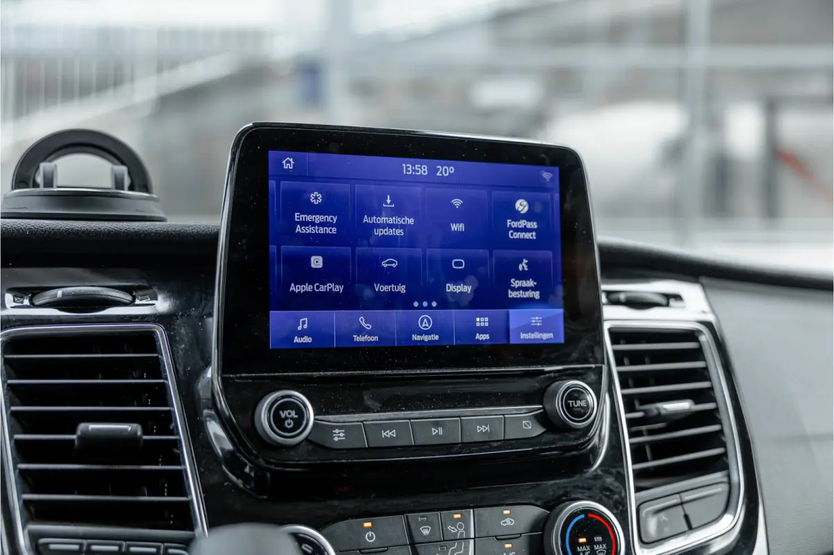 320 2.0 TDCI L2H1 Platinum Edition DC | Marge | BTW & BPM Vrij | Bi-Xenon | CarPlay | Camera | Navigatie | Lederen bekleding | Trekhaak | Stoelverwarming | Nieuwe APK | Orig. NL auto