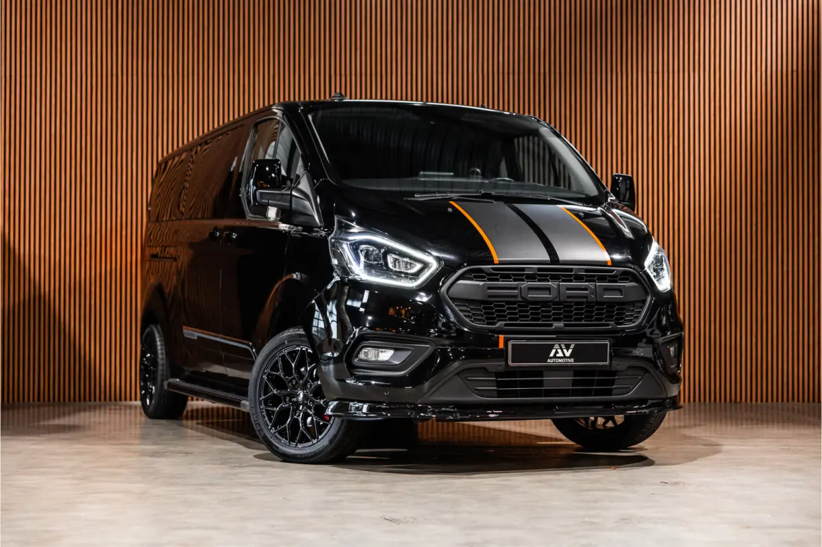 320 2.0 TDCI L2H1 Platinum Edition DC | Marge | BTW & BPM Vrij | Bi-Xenon | CarPlay | Camera | Navigatie | Lederen bekleding | Trekhaak | Stoelverwarming | Nieuwe APK | Orig. NL auto