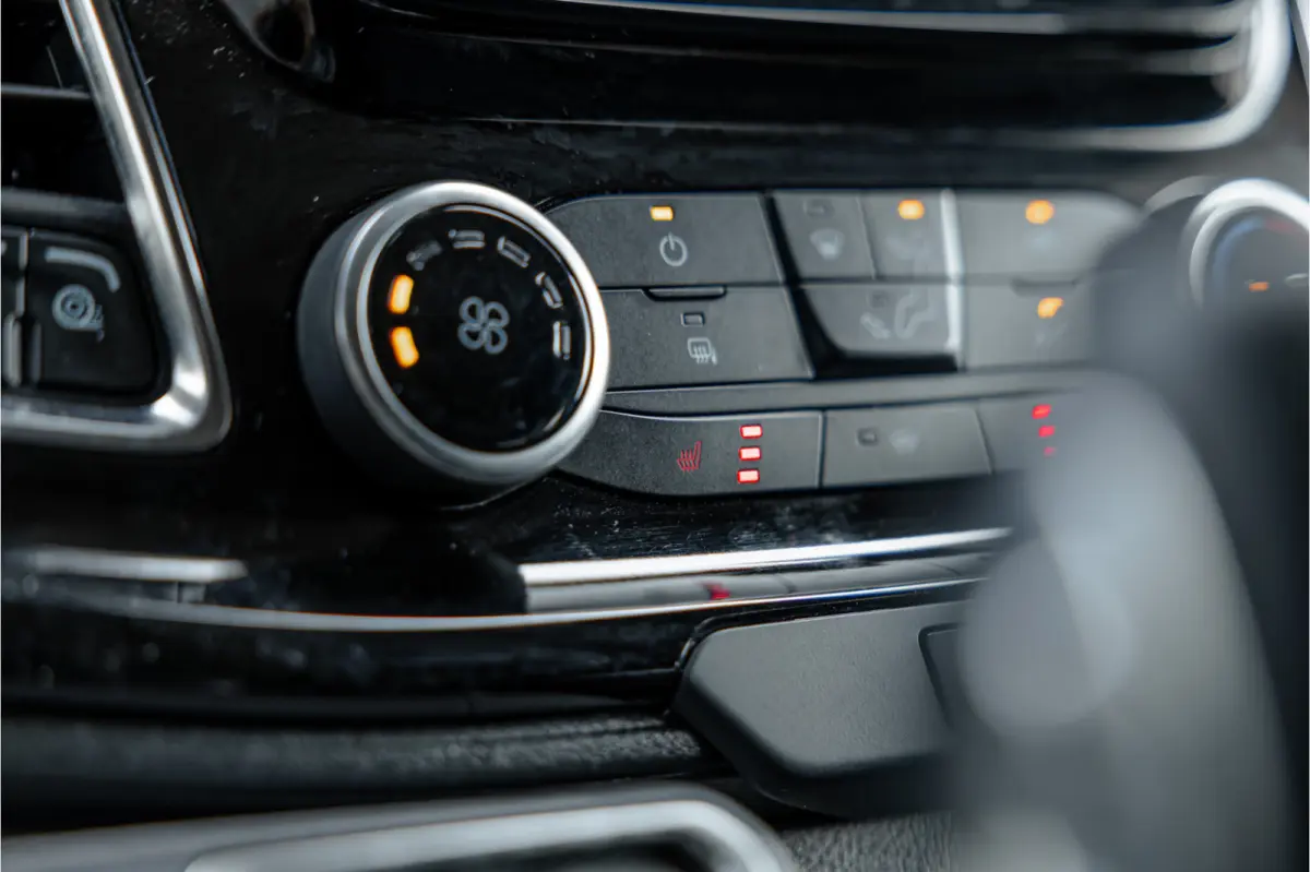 320 2.0 TDCI L2H1 Platinum Edition DC | Marge | BTW & BPM Vrij | Bi-Xenon | CarPlay | Camera | Navigatie | Lederen bekleding | Trekhaak | Stoelverwarming | Nieuwe APK | Orig. NL auto