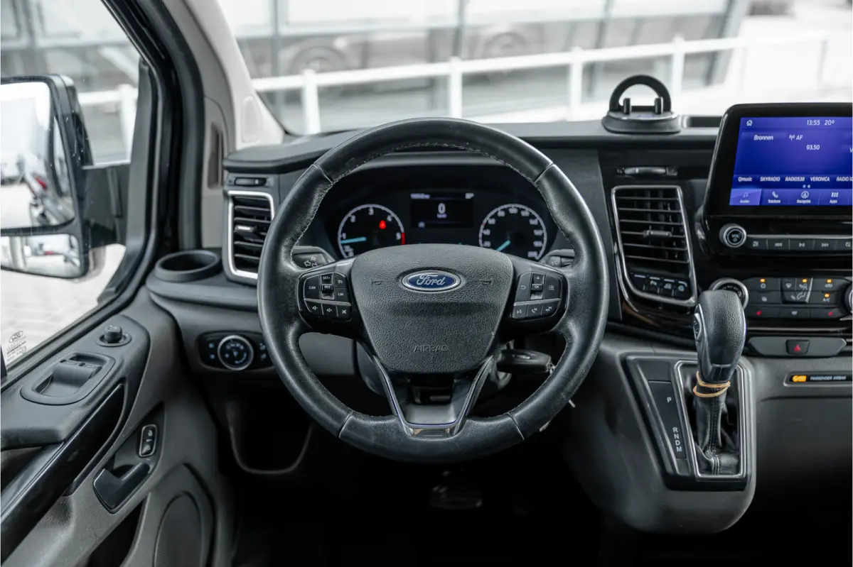 320 2.0 TDCI L2H1 Platinum Edition DC | Marge | BTW & BPM Vrij | Bi-Xenon | CarPlay | Camera | Navigatie | Lederen bekleding | Trekhaak | Stoelverwarming | Nieuwe APK | Orig. NL auto