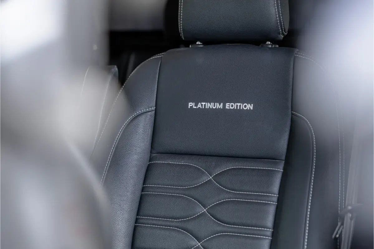 320 2.0 TDCI L2H1 Platinum Edition DC | Marge | BTW & BPM Vrij | Bi-Xenon | CarPlay | Camera | Navigatie | Lederen bekleding | Trekhaak | Stoelverwarming | Nieuwe APK | Orig. NL auto
