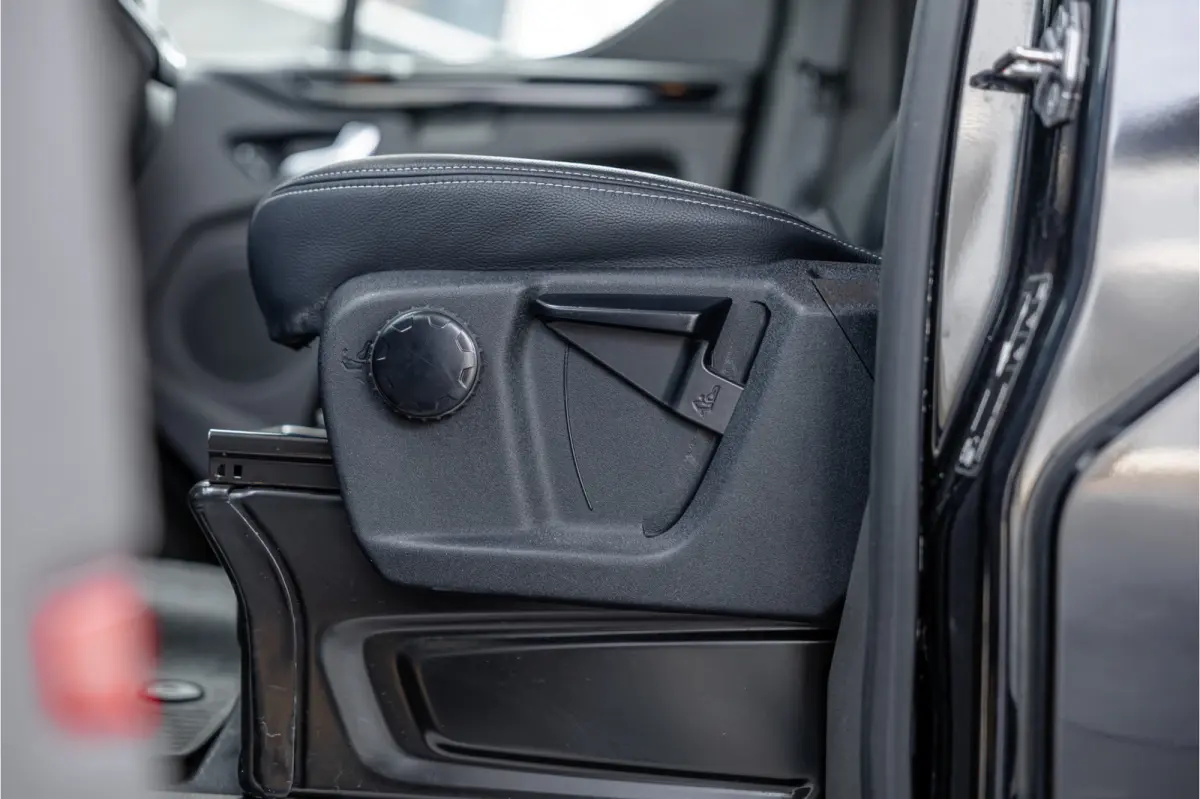 320 2.0 TDCI L2H1 Platinum Edition DC | Marge | BTW & BPM Vrij | Bi-Xenon | CarPlay | Camera | Navigatie | Lederen bekleding | Trekhaak | Stoelverwarming | Nieuwe APK | Orig. NL auto
