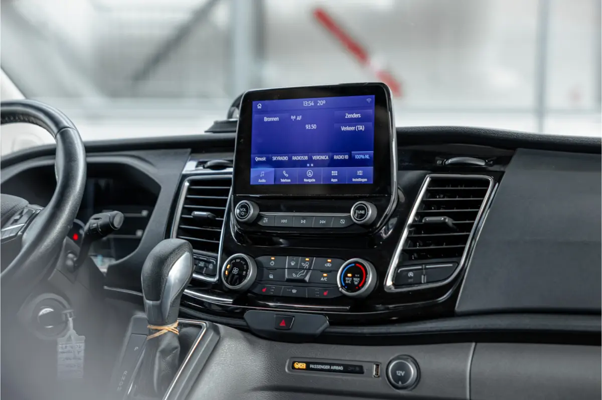 320 2.0 TDCI L2H1 Platinum Edition DC | Marge | BTW & BPM Vrij | Bi-Xenon | CarPlay | Camera | Navigatie | Lederen bekleding | Trekhaak | Stoelverwarming | Nieuwe APK | Orig. NL auto