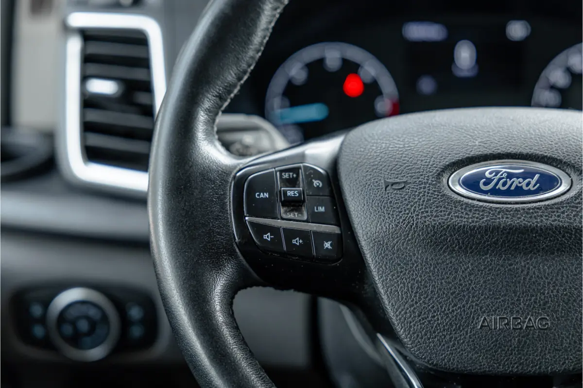 320 2.0 TDCI L2H1 Platinum Edition DC | Marge | BTW & BPM Vrij | Bi-Xenon | CarPlay | Camera | Navigatie | Lederen bekleding | Trekhaak | Stoelverwarming | Nieuwe APK | Orig. NL auto