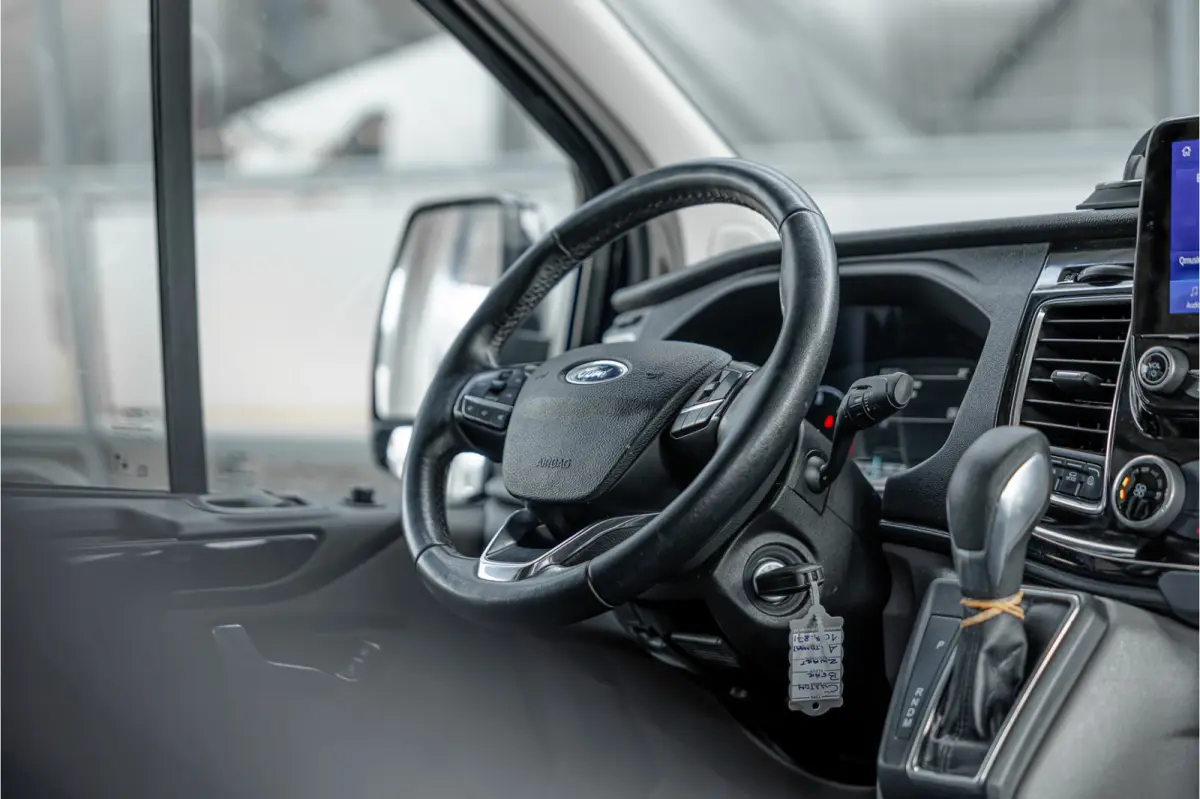 320 2.0 TDCI L2H1 Platinum Edition DC | Marge | BTW & BPM Vrij | Bi-Xenon | CarPlay | Camera | Navigatie | Lederen bekleding | Trekhaak | Stoelverwarming | Nieuwe APK | Orig. NL auto