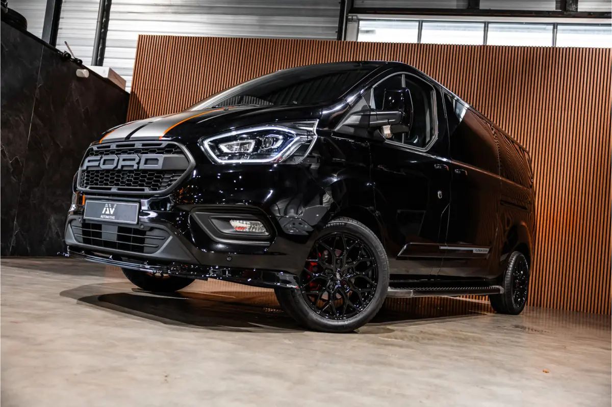 320 2.0 TDCI L2H1 Platinum Edition DC | Marge | BTW & BPM Vrij | Bi-Xenon | CarPlay | Camera | Navigatie | Lederen bekleding | Trekhaak | Stoelverwarming | Nieuwe APK | Orig. NL auto