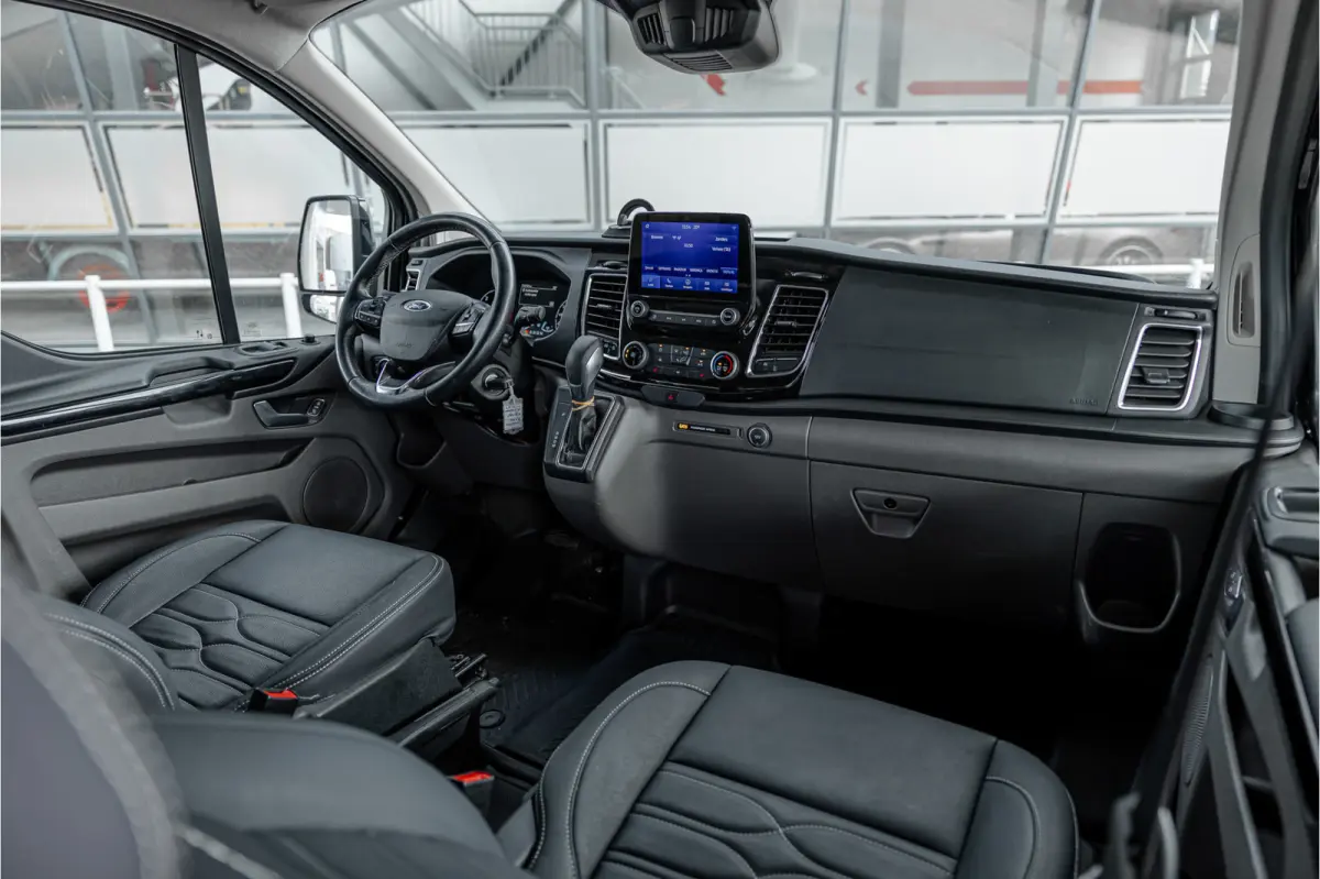 320 2.0 TDCI L2H1 Platinum Edition DC | Marge | BTW & BPM Vrij | Bi-Xenon | CarPlay | Camera | Navigatie | Lederen bekleding | Trekhaak | Stoelverwarming | Nieuwe APK | Orig. NL auto
