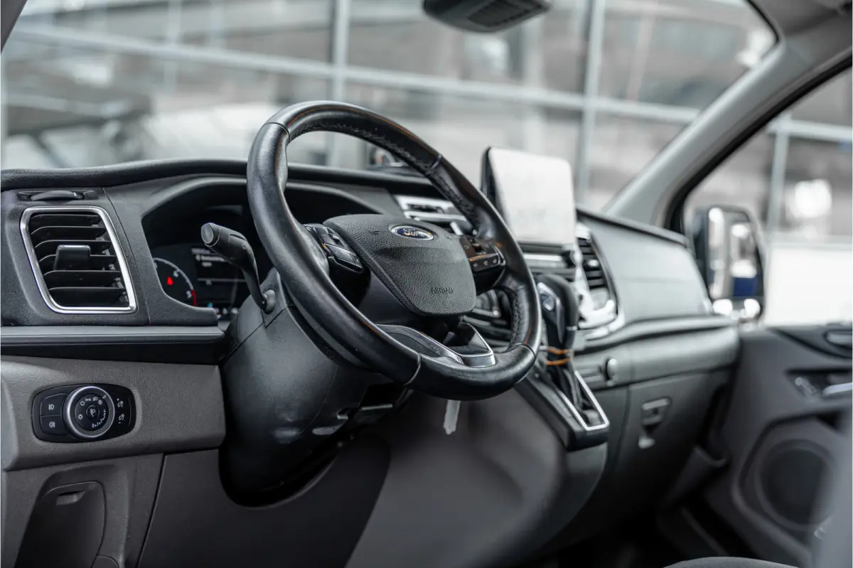 320 2.0 TDCI L2H1 Platinum Edition DC | Marge | BTW & BPM Vrij | Bi-Xenon | CarPlay | Camera | Navigatie | Lederen bekleding | Trekhaak | Stoelverwarming | Nieuwe APK | Orig. NL auto