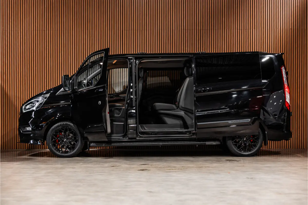 320 2.0 TDCI L2H1 Platinum Edition DC | Marge | BTW & BPM Vrij | Bi-Xenon | CarPlay | Camera | Navigatie | Lederen bekleding | Trekhaak | Stoelverwarming | Nieuwe APK | Orig. NL auto