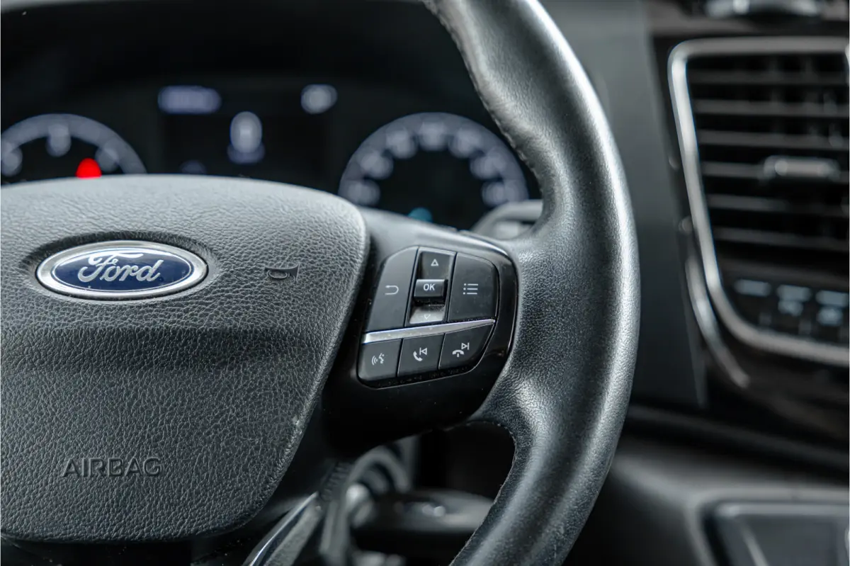 320 2.0 TDCI L2H1 Platinum Edition DC | Marge | BTW & BPM Vrij | Bi-Xenon | CarPlay | Camera | Navigatie | Lederen bekleding | Trekhaak | Stoelverwarming | Nieuwe APK | Orig. NL auto