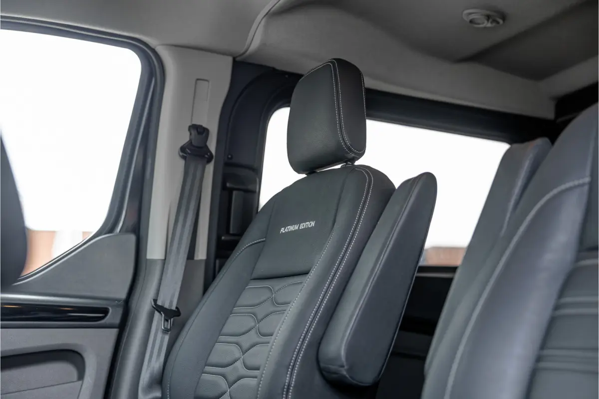 320 2.0 TDCI L2H1 Platinum Edition DC | Marge | BTW & BPM Vrij | Bi-Xenon | CarPlay | Camera | Navigatie | Lederen bekleding | Trekhaak | Stoelverwarming | Nieuwe APK | Orig. NL auto