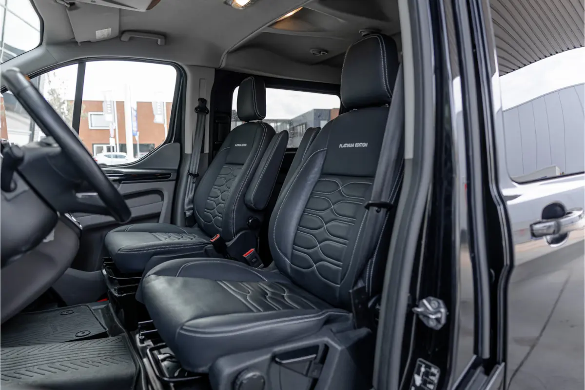 320 2.0 TDCI L2H1 Platinum Edition DC | Marge | BTW & BPM Vrij | Bi-Xenon | CarPlay | Camera | Navigatie | Lederen bekleding | Trekhaak | Stoelverwarming | Nieuwe APK | Orig. NL auto