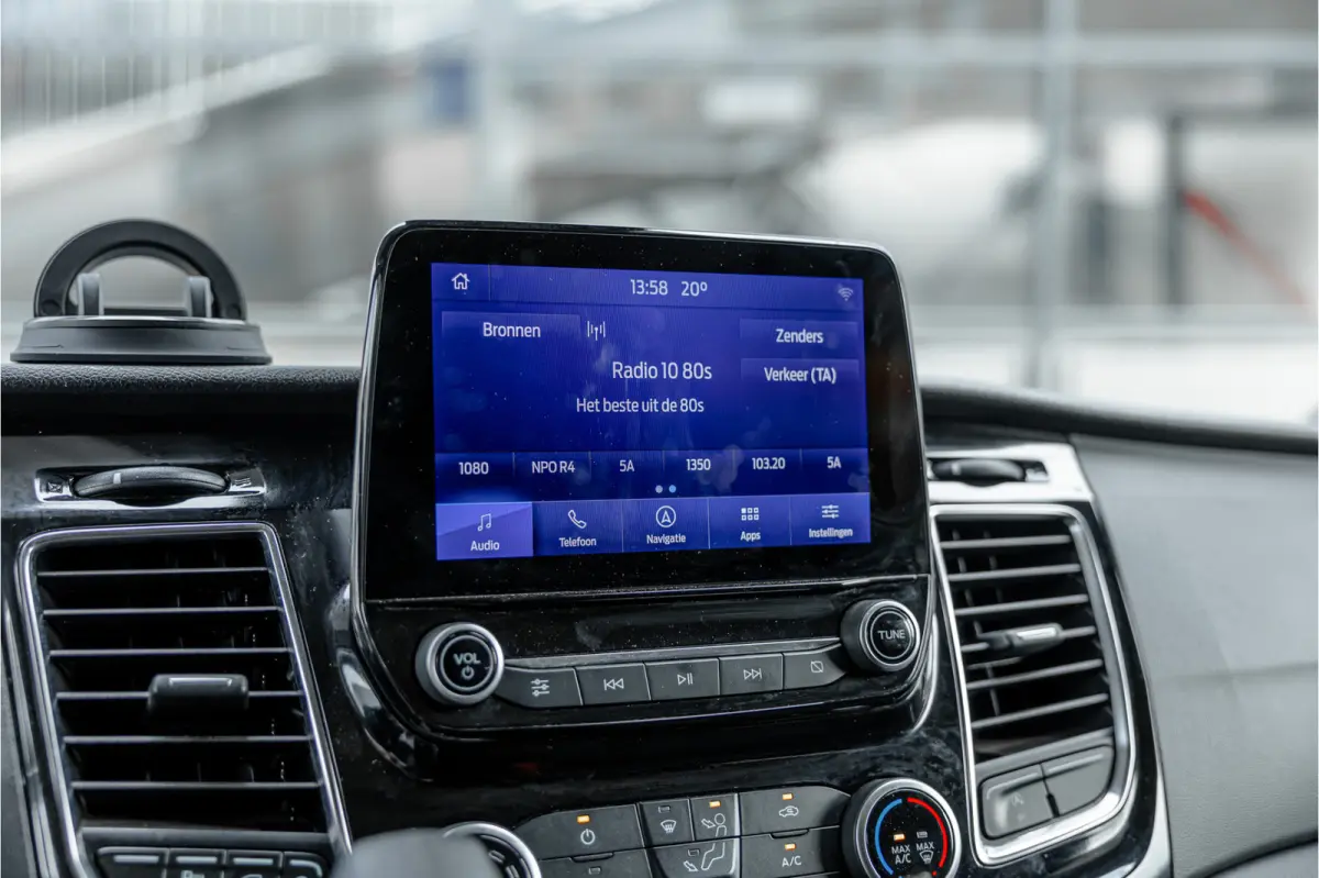 320 2.0 TDCI L2H1 Platinum Edition DC | Marge | BTW & BPM Vrij | Bi-Xenon | CarPlay | Camera | Navigatie | Lederen bekleding | Trekhaak | Stoelverwarming | Nieuwe APK | Orig. NL auto