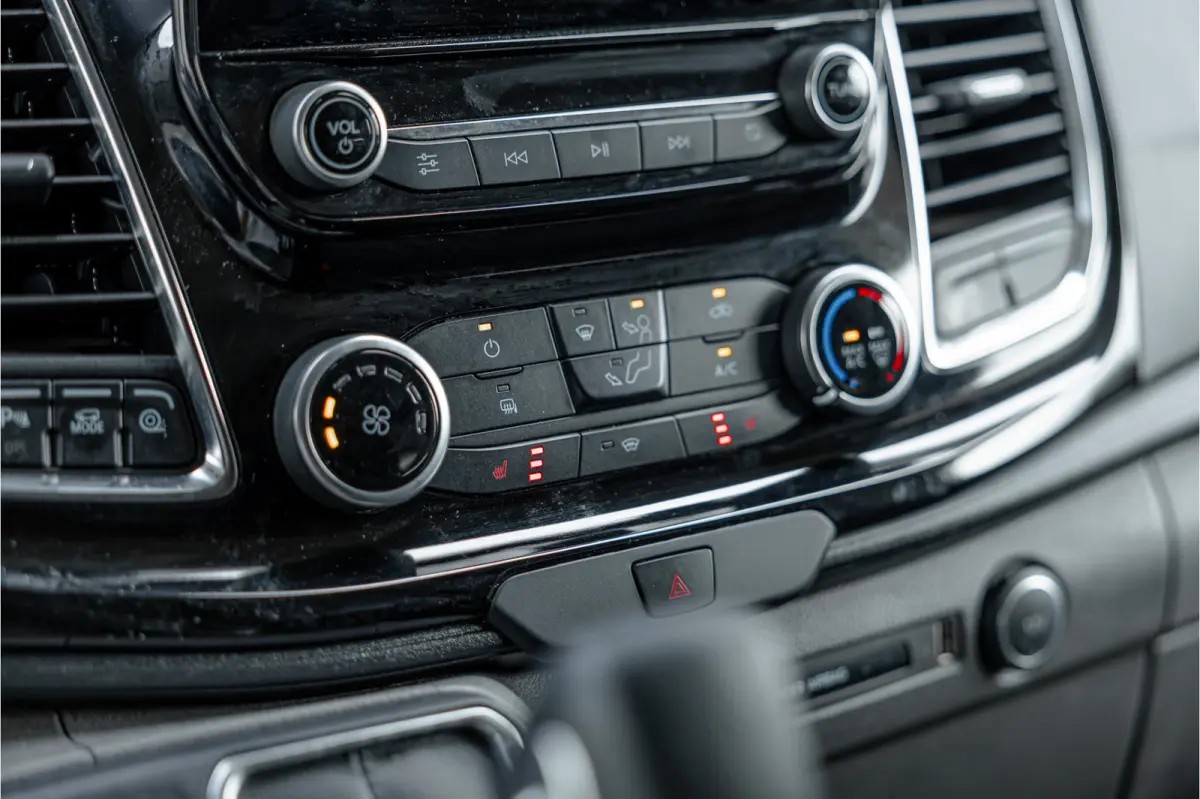 320 2.0 TDCI L2H1 Platinum Edition DC | Marge | BTW & BPM Vrij | Bi-Xenon | CarPlay | Camera | Navigatie | Lederen bekleding | Trekhaak | Stoelverwarming | Nieuwe APK | Orig. NL auto