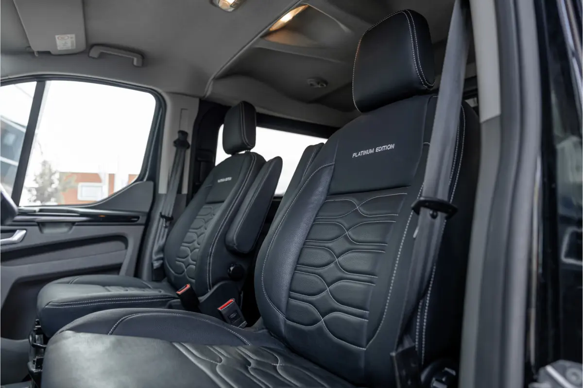 320 2.0 TDCI L2H1 Platinum Edition DC | Marge | BTW & BPM Vrij | Bi-Xenon | CarPlay | Camera | Navigatie | Lederen bekleding | Trekhaak | Stoelverwarming | Nieuwe APK | Orig. NL auto