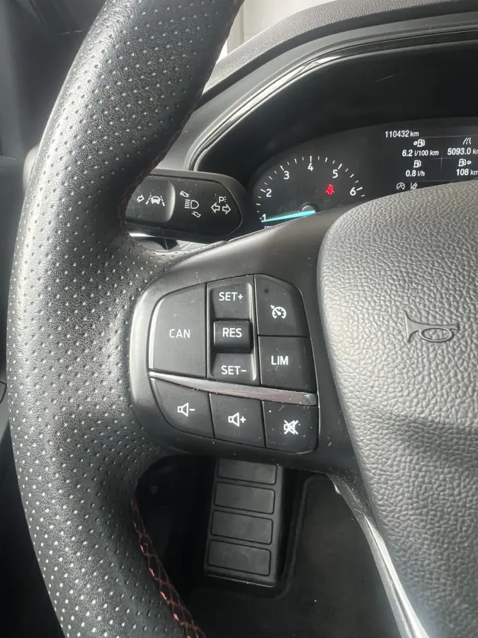 1.0 EcoBoost ST Line Business | NAVI | CARPLAY/ANDROID | CRUISE CONTROL | LMV 17'' | PDC V+A | STOEL/STUURVERWARMING | AIRCO | DAB | BLUETOOTH | ALL-SEASON BANDEN