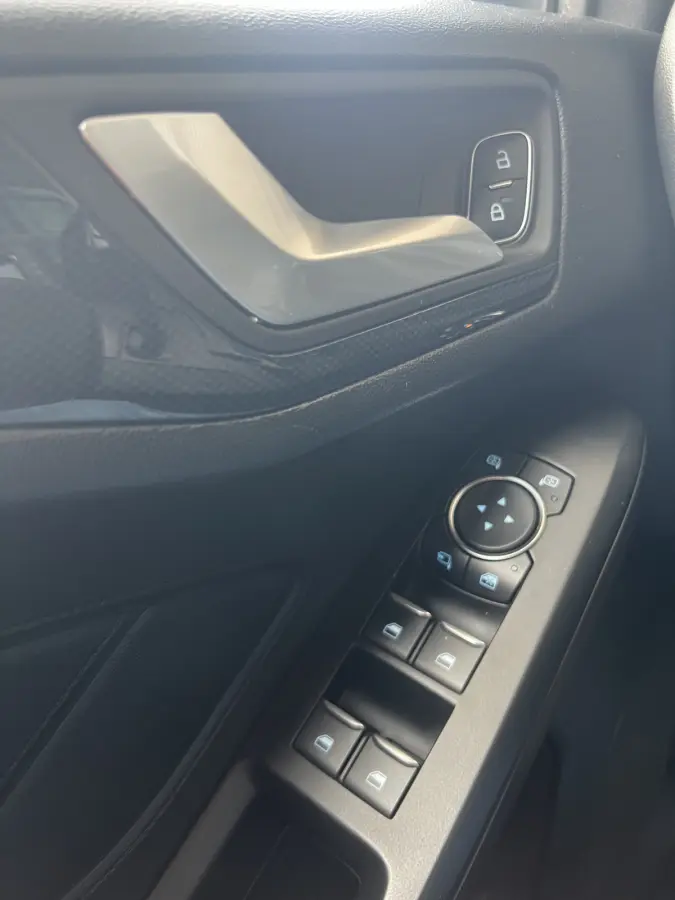 1.0 EcoBoost ST Line Business | NAVI | CARPLAY/ANDROID | CRUISE CONTROL | LMV 17'' | PDC V+A | STOEL/STUURVERWARMING | AIRCO | DAB | BLUETOOTH | ALL-SEASON BANDEN